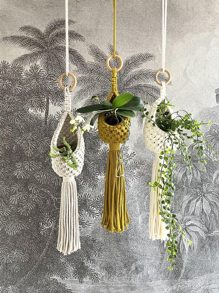 Suspensions en macramé en forme de nid suspendu modèle colibri, écru, beige ou jaune épicé, création artisanale bohème