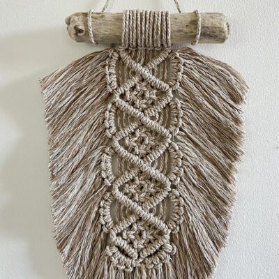 Tenture murale en macramé bohème, feuilles beige moka sur bois flotté.