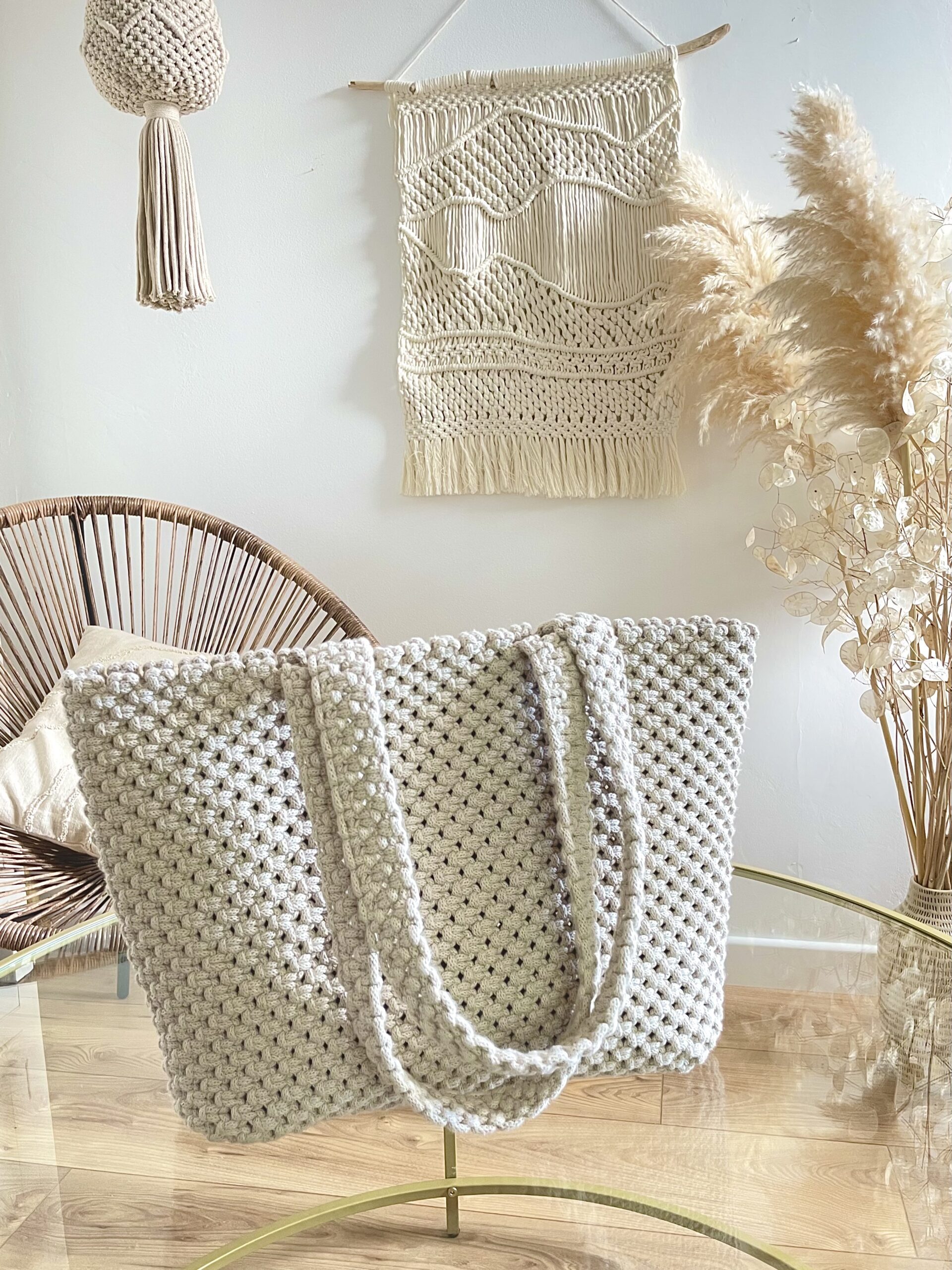Grand sac de plage en macramé, parfait pour transporter toutes vos affaires. Ce sac, fabriqué avec soin, s'intègre parfaitement dans un décor bohème ou scandinave.