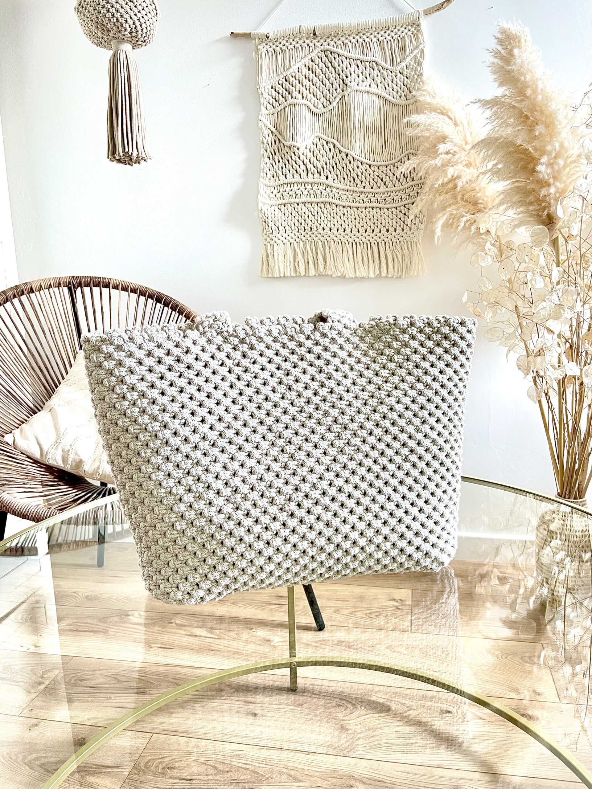 Spacieux cabas en macramé, confectionné à la main dans une teinte crème douce. Ce sac à main bohème est parfait pour les journées à la plage ou comme élément de décoration.