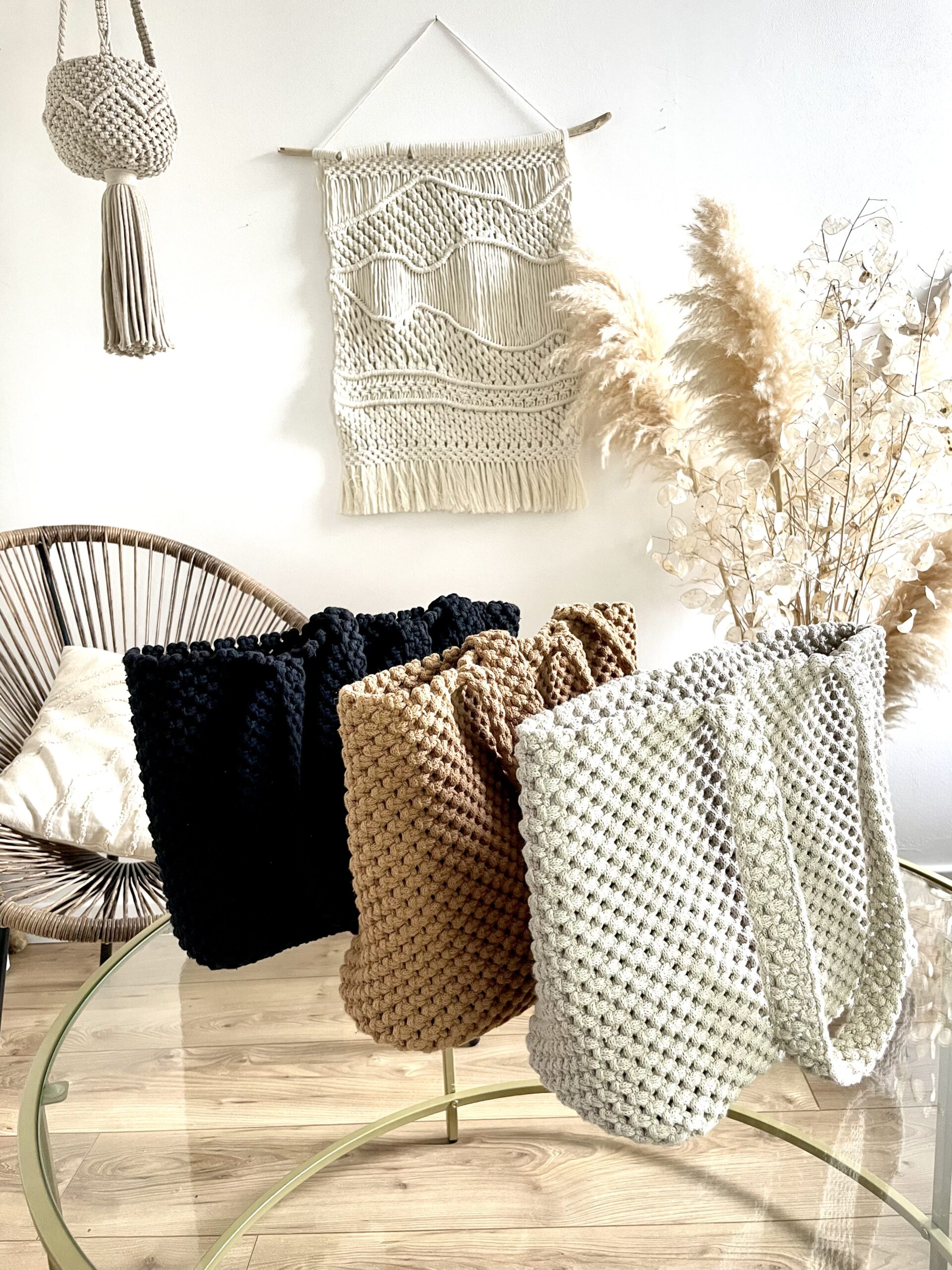 Sacs cabas en corde tressée, idéals pour un style de vie décontracté. Ces accessoires de mode faits main sont disponibles en trois couleurs intemporelles : noir, camel et écru.