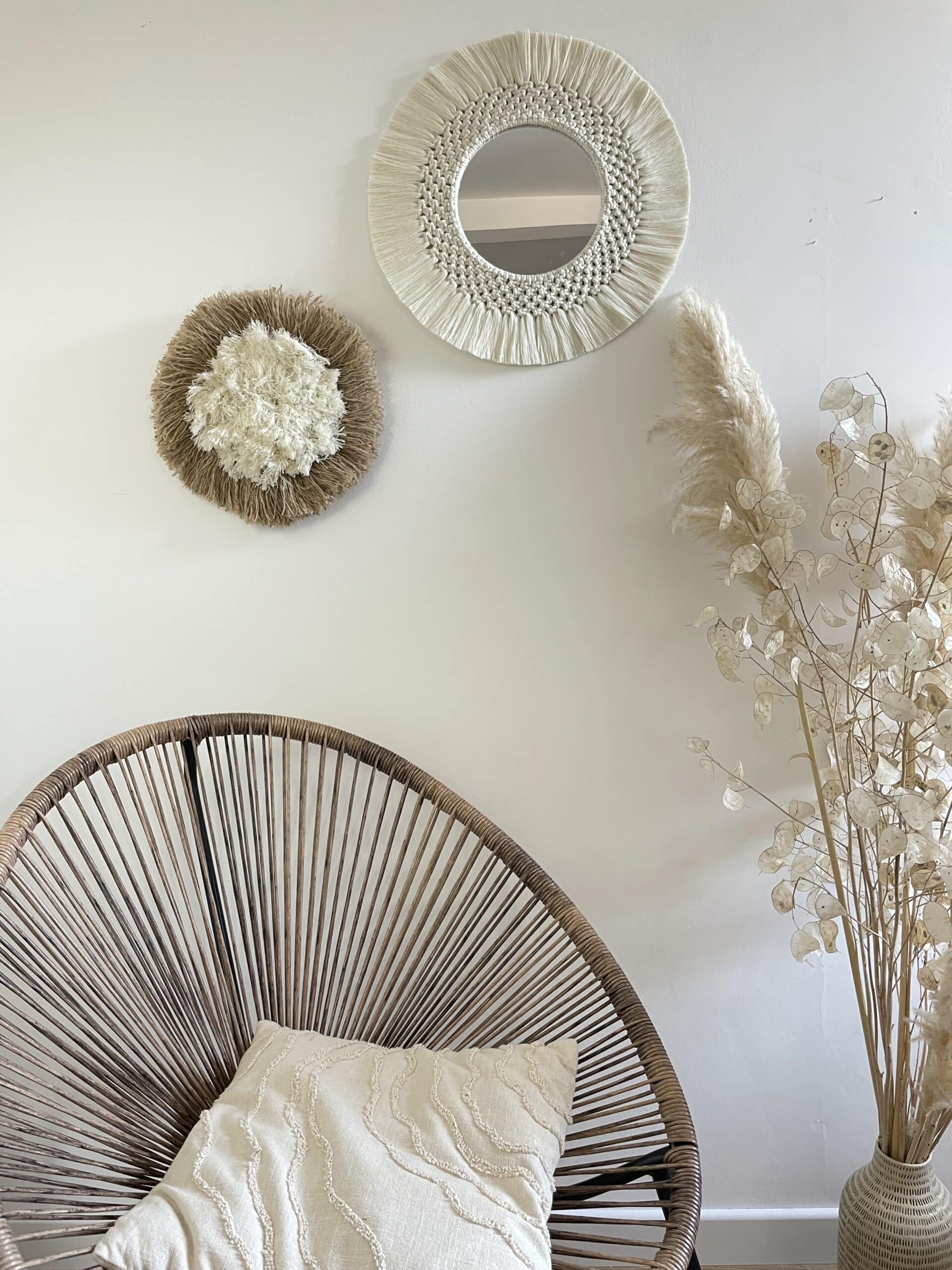 deux créations artisanales fait main en macramé, un jujuhat original en jute et coton et un miroir en macramé écru - décoration ethnique et minimaliste