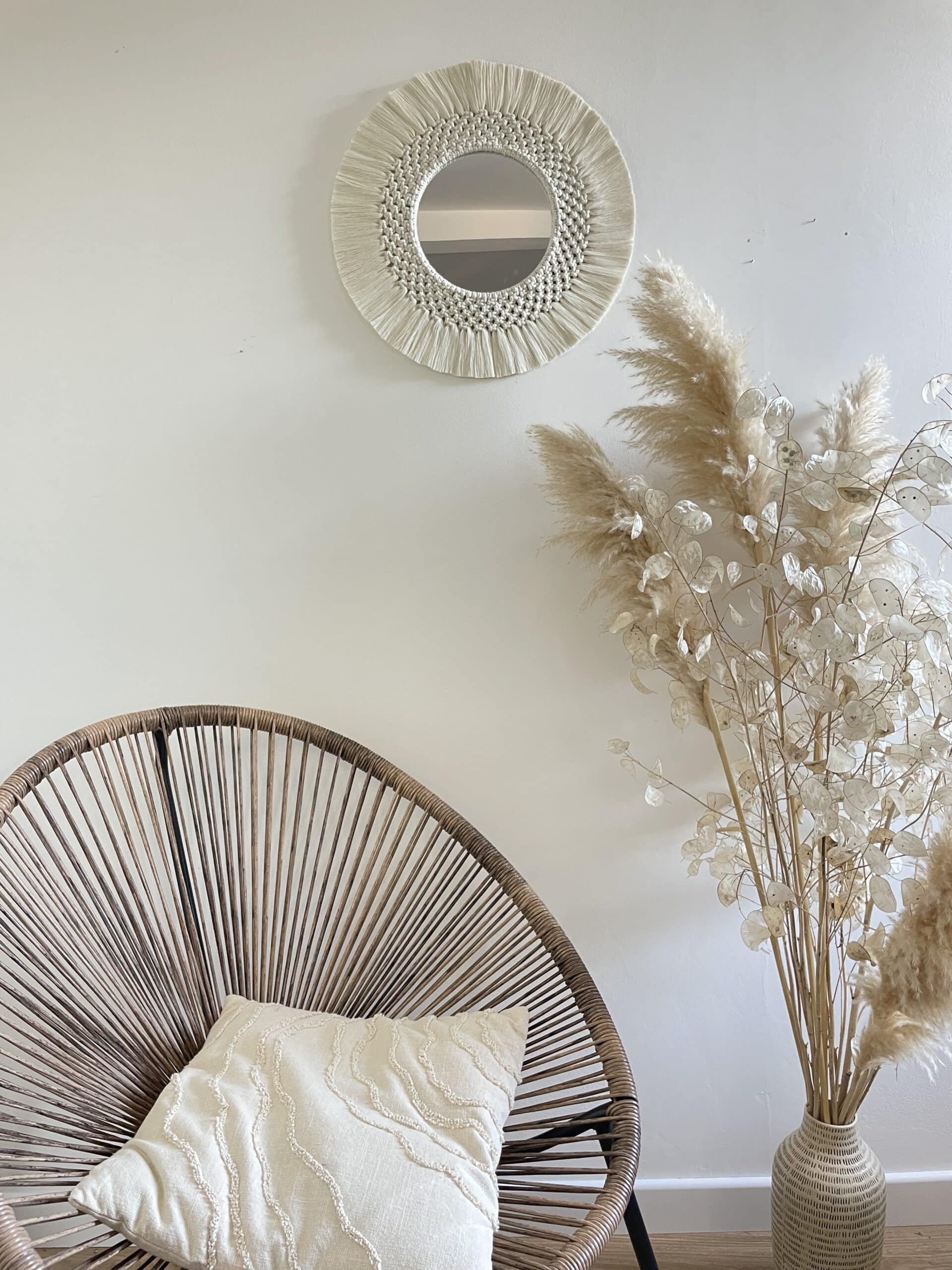 Magnifique miroir écru en macramé, élément de décoration unique.