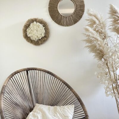 Miroir en jute artisanal et juju hat bohème faits main | Décoration murale naturelle pour un intérieur cosy. Idéal pour un salon bohème avec fauteuil Acapulco